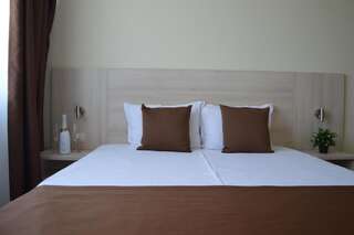Отель Отель СПС Пловдив Двухместный номер с 1 кроватью или 2 отдельными кроватями-4